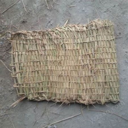 稻草草编制作 通过机械把稻草制作成 草袋草苫子草帘等商品 早春